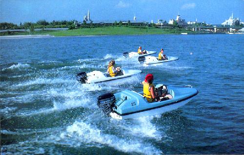 0111-2100 BOATING ON BAY LAKE 